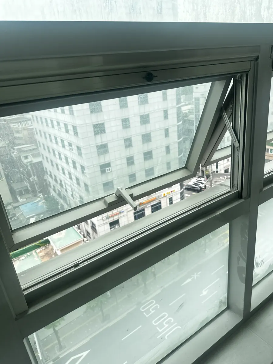 레일에 걸려 닫히지 않는 미서기창 이전 상태
