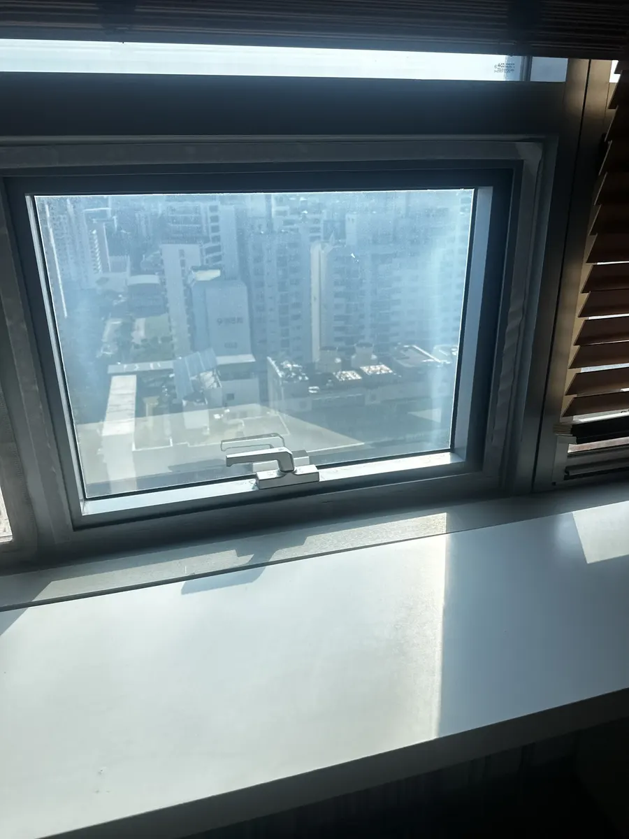 레일 이물질과 롤러 마모가 겹친 창문