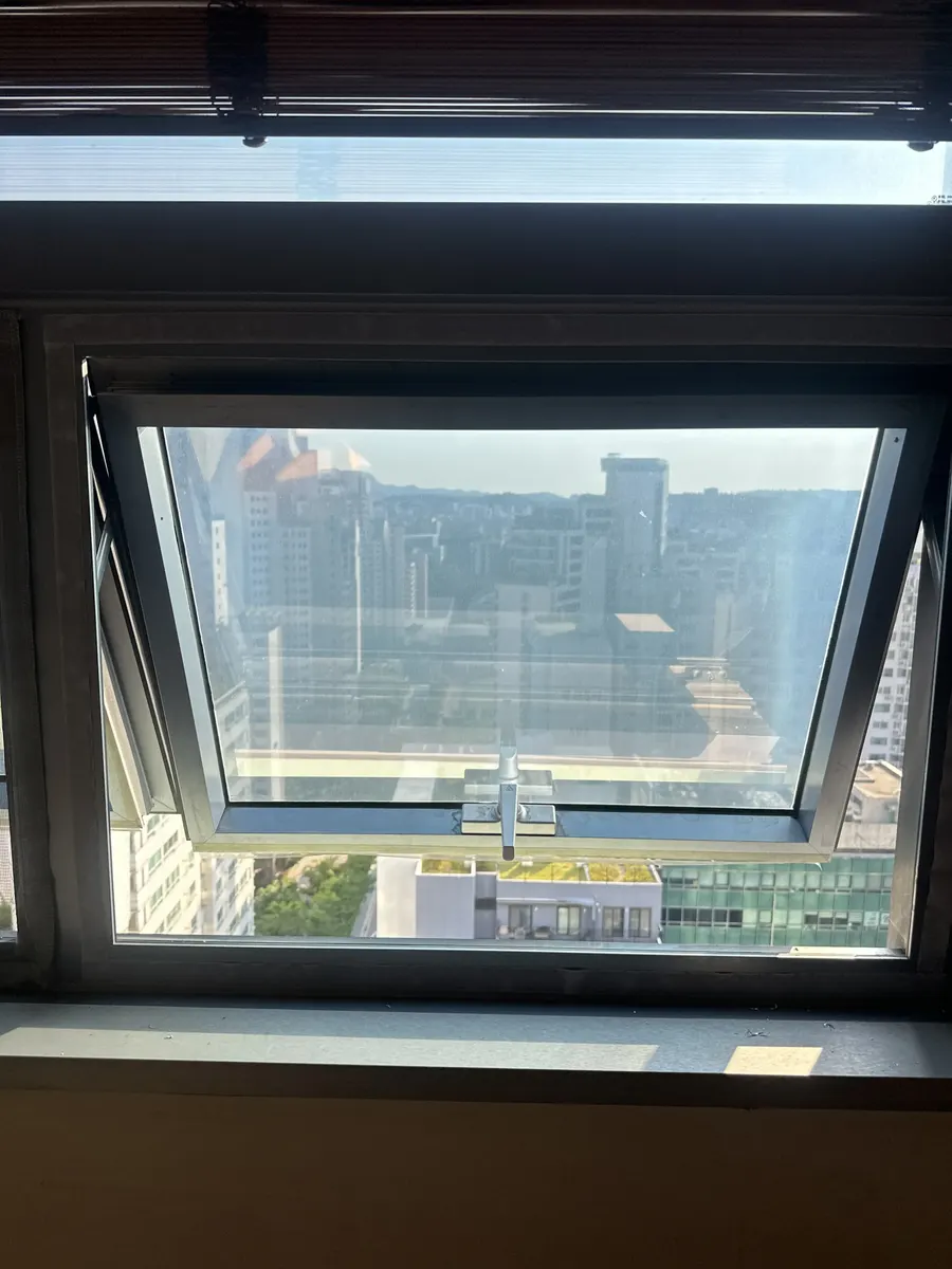 몇 년째 안 열리던 창문, 레일 손보고 다시 열렸습니다