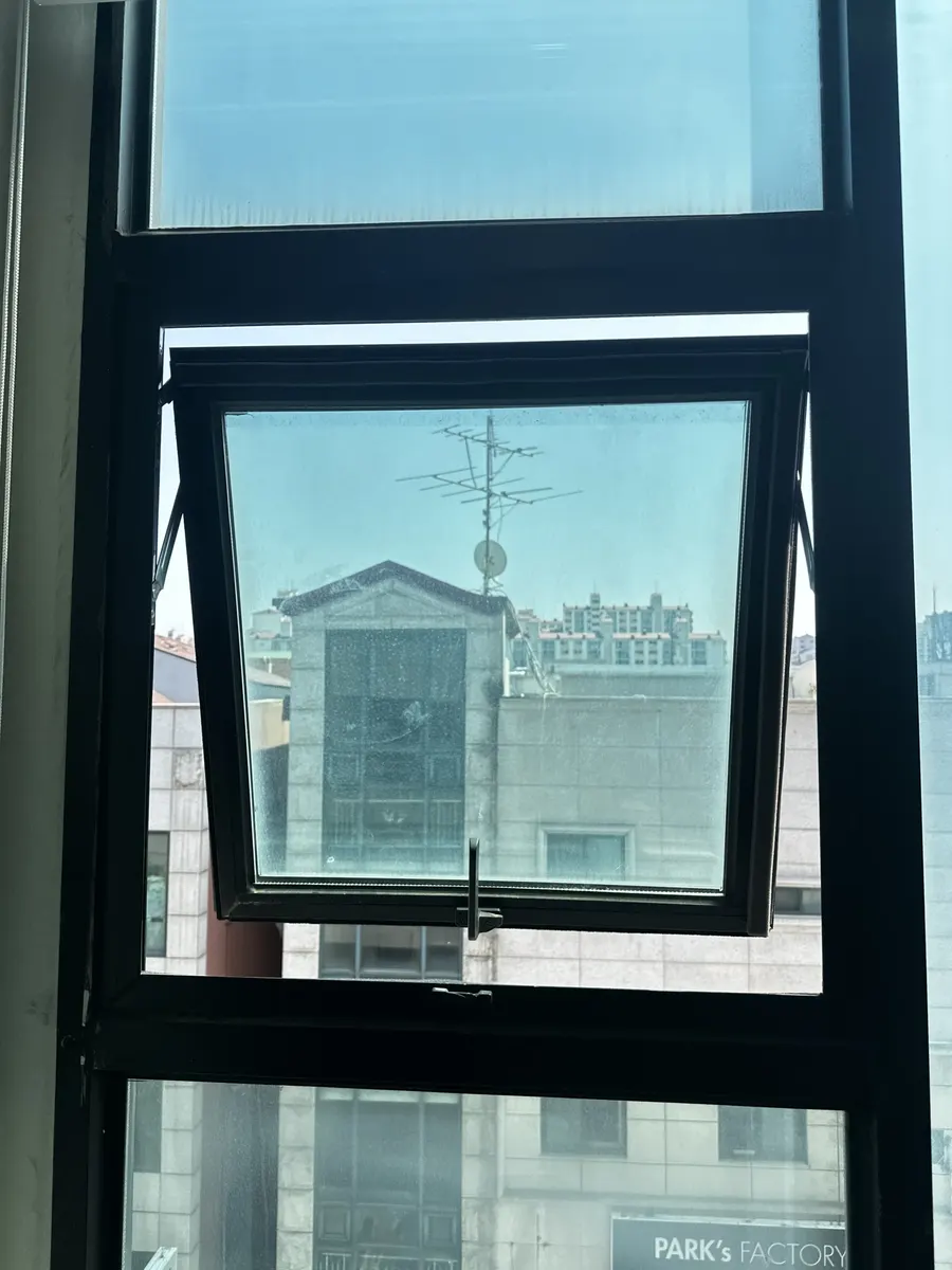 덕풍동 프로젝트창 비틀림, 경첩 조정으로 바로잡다