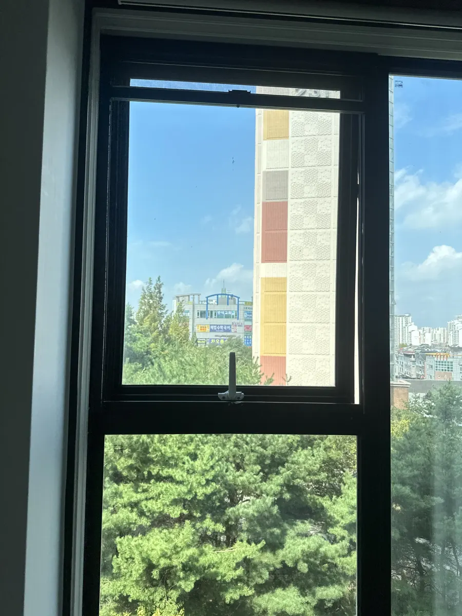 대각선으로 틀어진 창짝