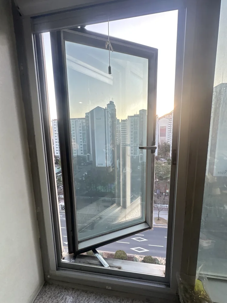 떨어져 나간 코킹 부위를 확인하는 모습