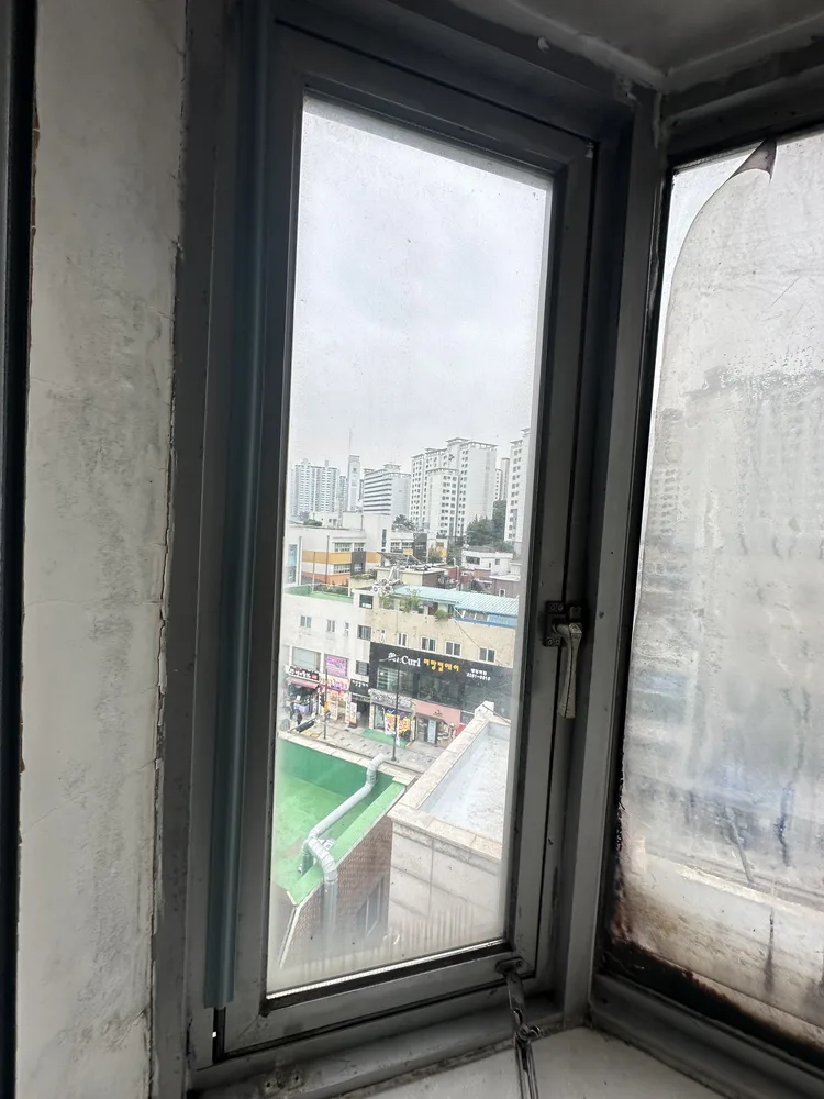 하남시 캐시먼트창 스테이 교체 - 열린 상태에서 흔들리는 창짝