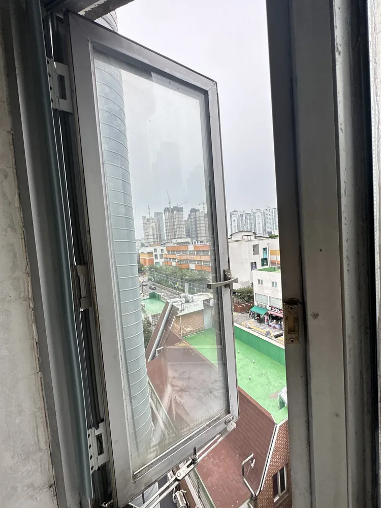 헐거워진 스테이 연결부를 확인하는 모습