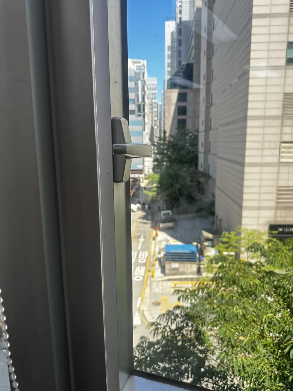남양주시 창문 손잡이교체 - 부러진 부분 확인