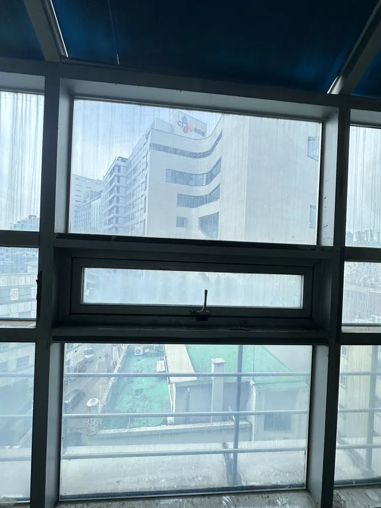 기어박스를 분해해 내부를 확인하는 모습
