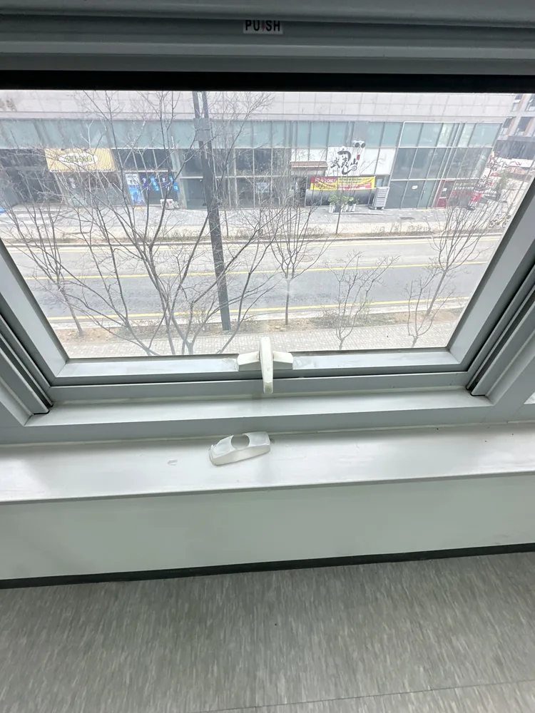 코킹 상태와 밀착 여부를 함께 점검하는 모습