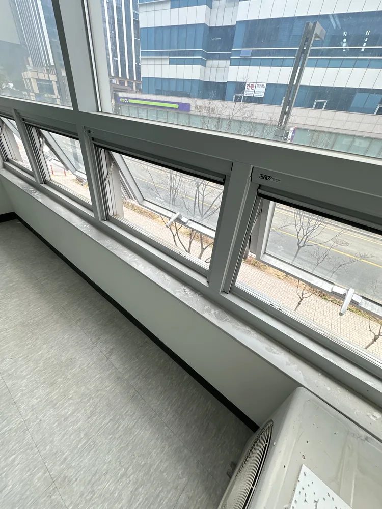조치 후 물이 새지 않는 PJ창 하단