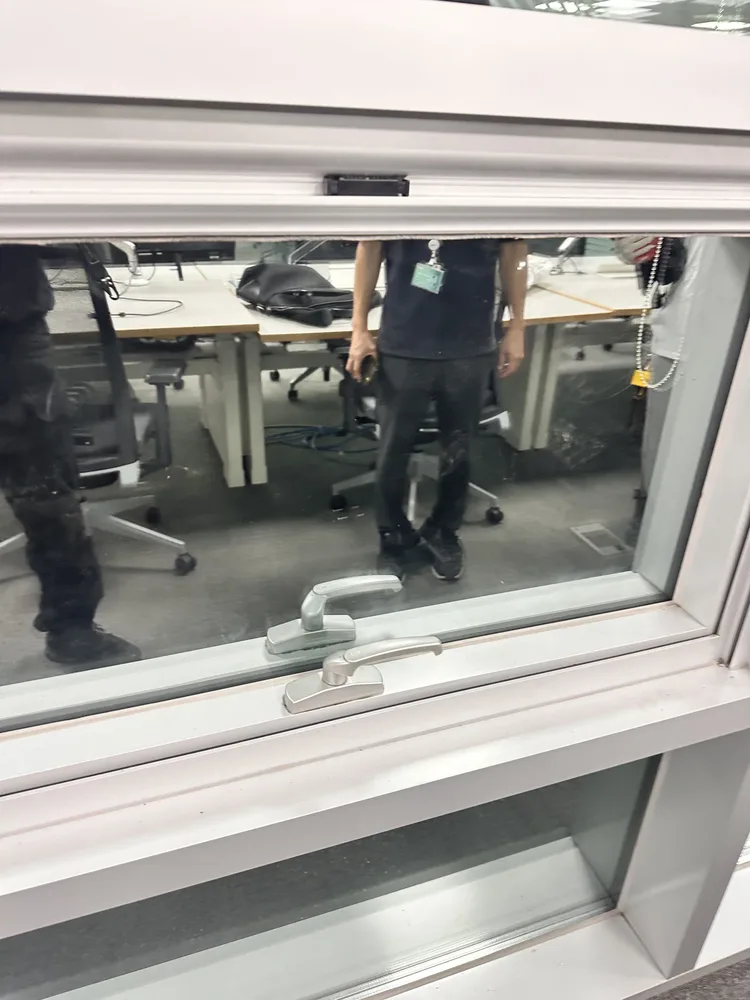 경첩 처짐으로 벌어진 틈을 확인하는 모습