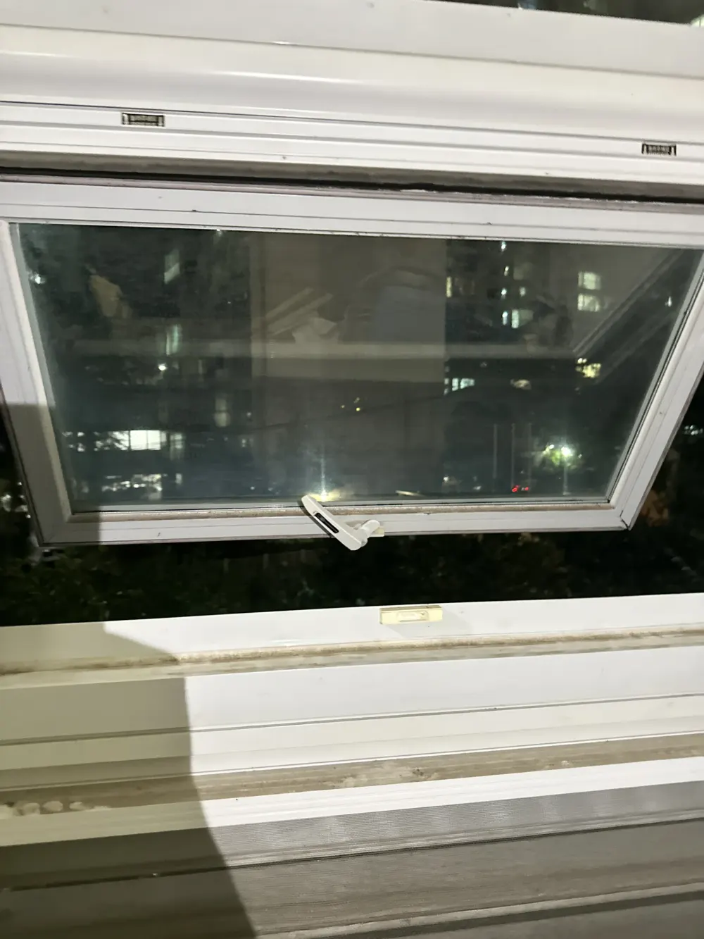 송파구 창문 안닫힘 수리 - 경첩 상태 확인