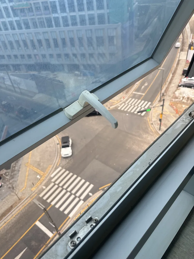 걸림쇠 위치를 재조정하는 모습