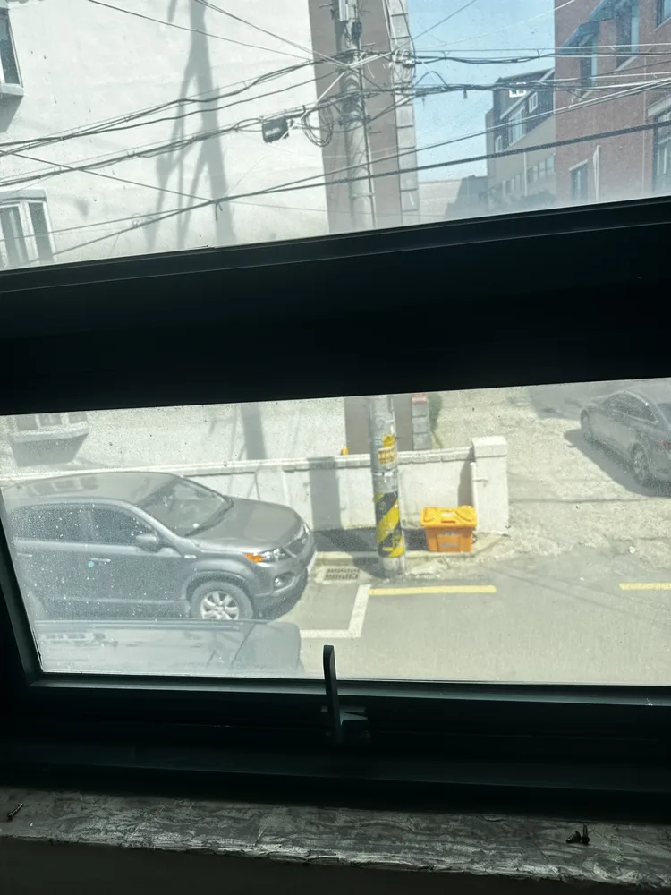 레일에 쌓인 이물질을 제거하는 모습