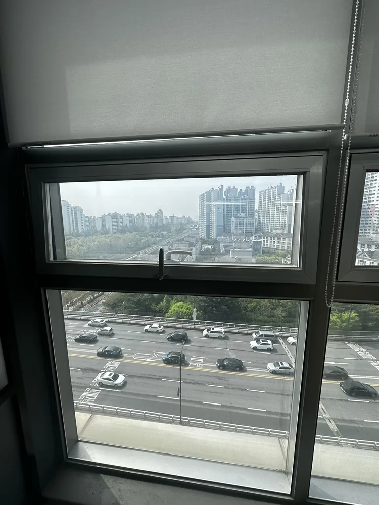 롤러를 분리해 마모 상태를 확인하는 모습